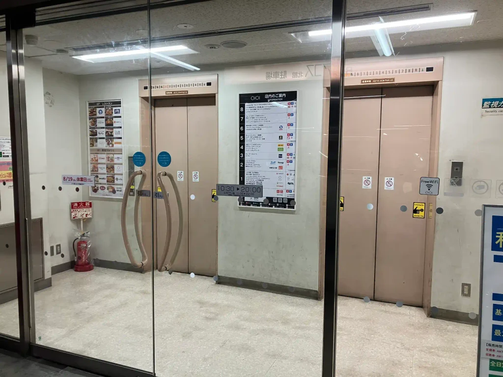 駐車場のエレベーター乗り場